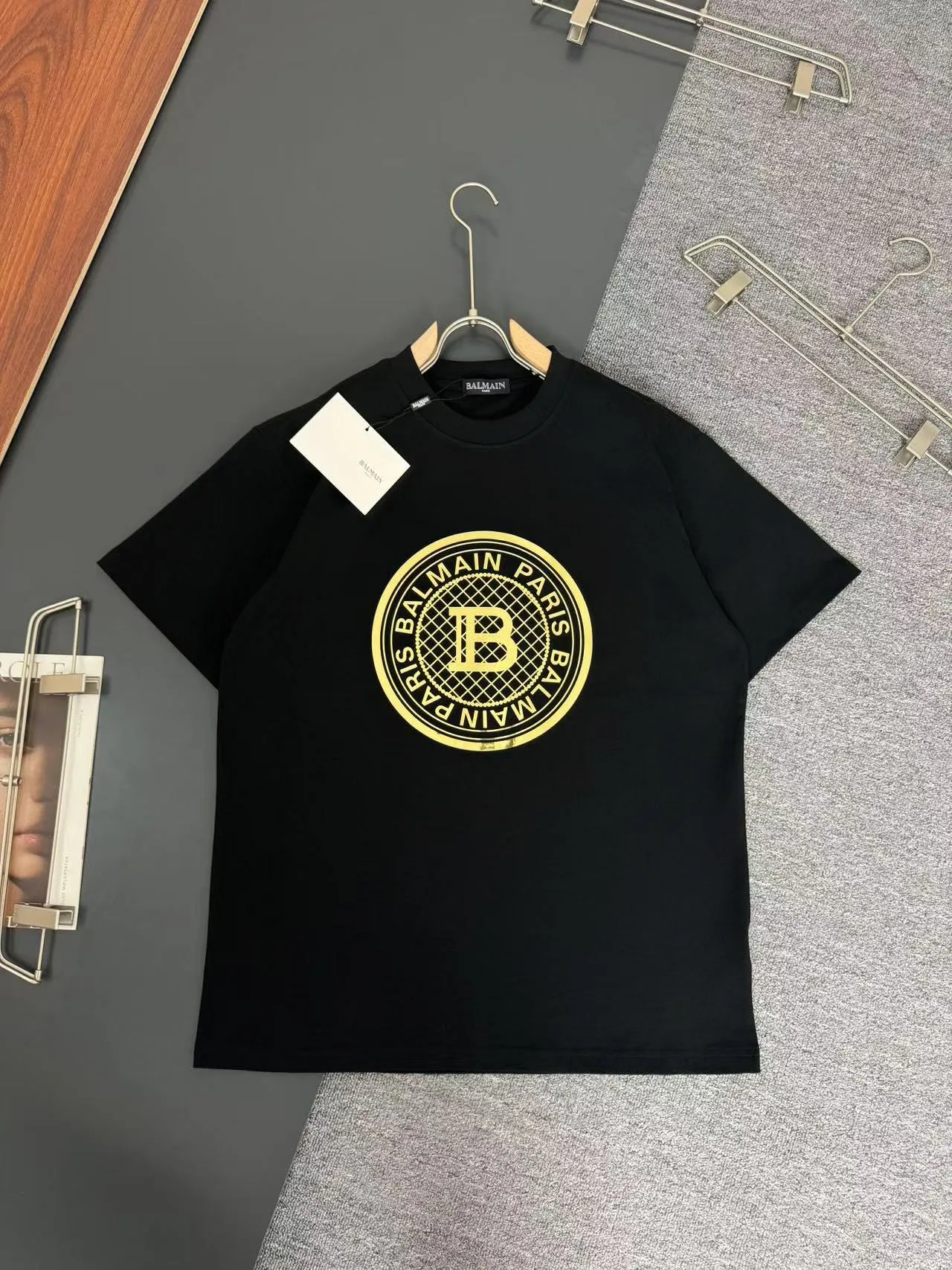 Balmain Balmain g-gram heavy cotton T-shirt, thick Breathable loose fit, hot stamping printing process logo design, spring and summer New Arrival round neck fashionable short-sleeved T-shirt, comfortable to the skin, durable and easy to wear, meticulous original craftsmanship, a must-have for casual Versatile Color: Black White Sizes: S M L XL XXL